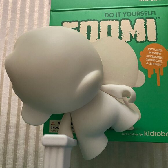 FOOMI FIGURE BY KIDROBOT 6.5" WHITE DO IT YOURSELF - Picture 5 of 10